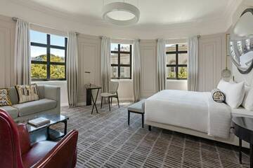 Junior Suite, Executive lounge access, 1 King, Sofa bed в Отеле Tbilisi Marriott Hotel